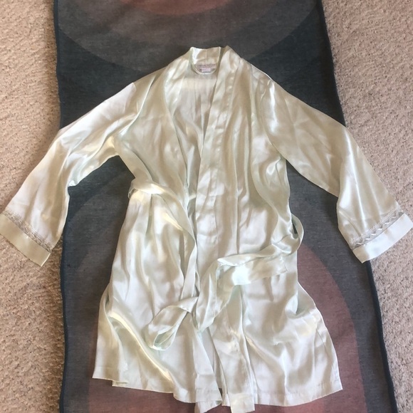 Morgan Taylor Intimates Green Satin Glamour Robe - Picture 6 of 11